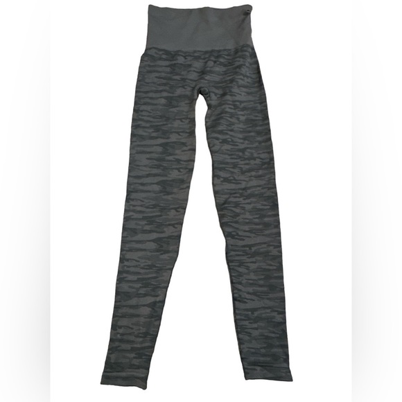 Assets by Spanx Black Camo  Excellent Condition Flat Waist‎ 11in Inseam 24   XS? - Picture 1 of 3